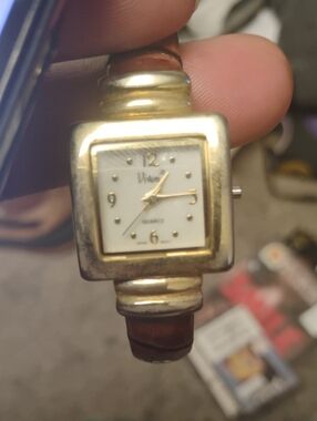 VINTAGE VIVANI WATCH FEATURING SQUARE GOLD TONE CASE W/FAUX ALLIGATOR CLAMPER